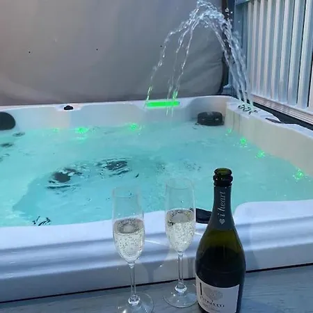 Luxury Hot Tub Lodge- York -lakes -5* Country Park Hotel