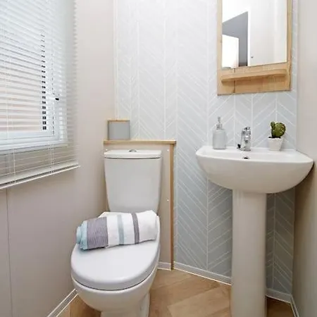 Luxury Hot Tub Lodge- York -lakes -5* Country Park