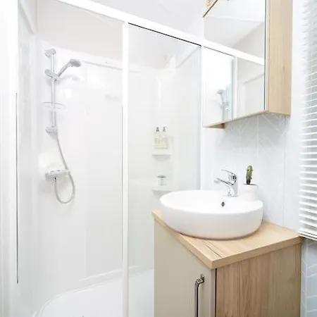 Luxury Hot Tub Lodge- York -lakes -5* Country Park