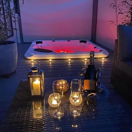 Hotel Luxury Hot Tub Lodge- York -lakes -5* Country Park Malton