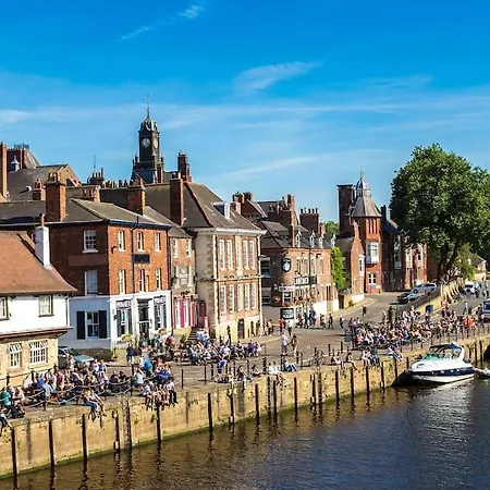 Hotel Luxury Hot Tub Lodge- York -lakes -5* Country Park Malton