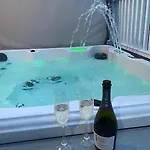 Luxury Hot Tub Lodge- York -lakes -5* Country Park Szálloda