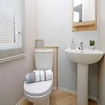 Luxury Hot Tub Lodge- York -lakes -5* Country Park