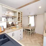 Luxury Hot Tub Lodge- York -lakes -5* Country Park *
